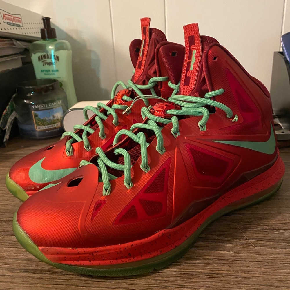 LIKE NEW NIKE LEBRON 10 CHRISTMAS EDITION 🎄